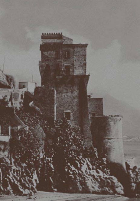 Vista della torre di Cetara in bianco e nero