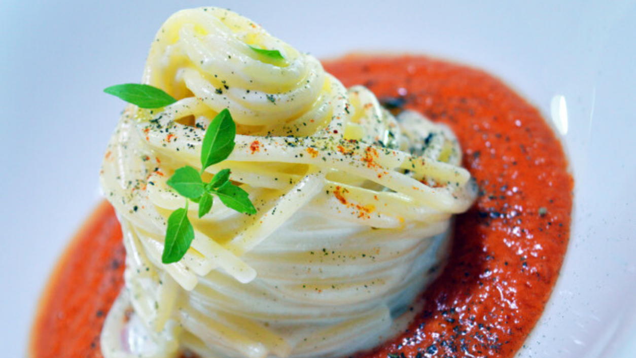 Spaghettoni ricotta, pomodoro e colatura di alici
