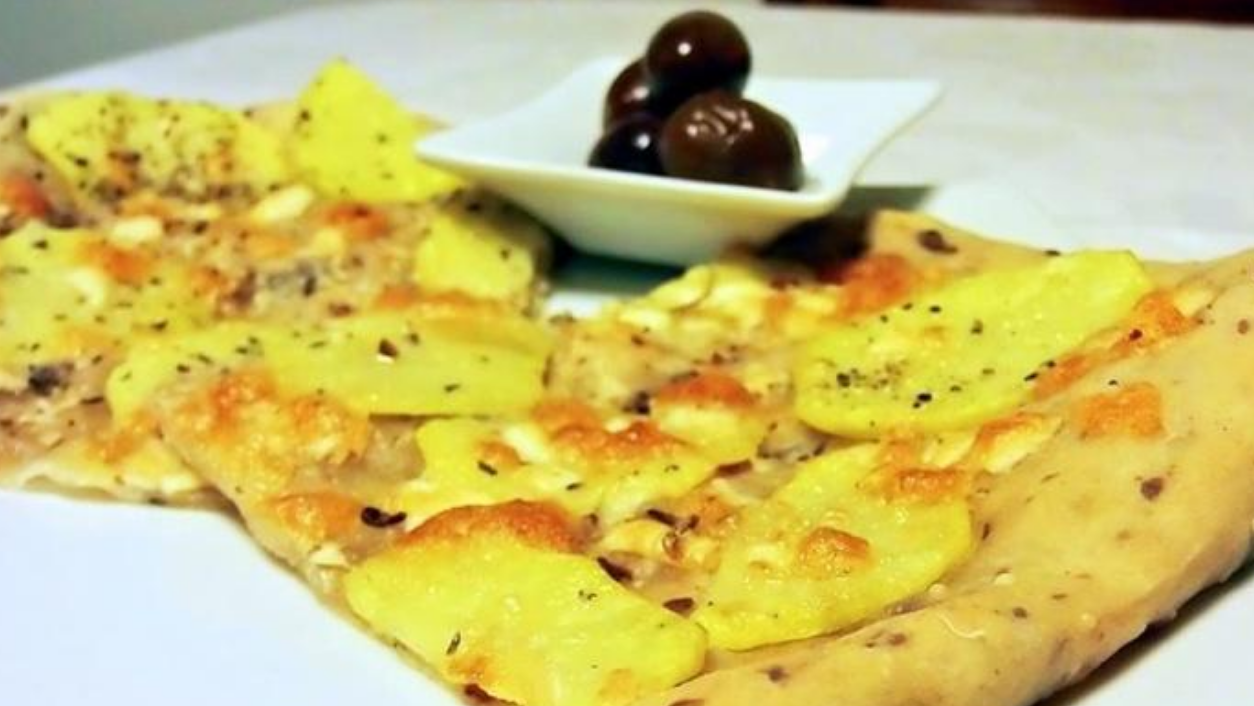 Focaccia di olive, con patate, provolone del Monaco e olio alla colatura di alici
