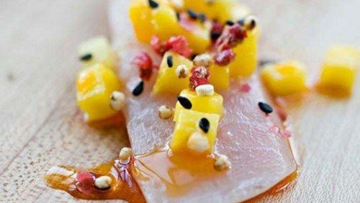 Crudo di ricciola, mango fresco, vinaigrette con aceto di mele, miele d'arancio e colatura di alici